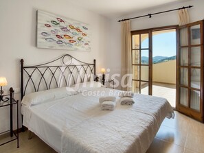 3 عدّة غرف نوم ومكواة/لوح كي وخدمة الإنترنت وملاءات أسرّة