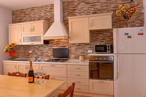 Kühlschrank, Mikrowelle, Ofen, Herdplatte