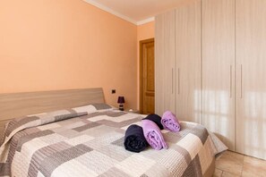 1 habitación, tabla de planchar con plancha, wifi y ropa de cama 