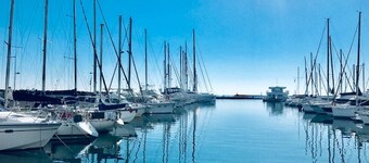 Villa ideally situated, quiet residence 10 minutes walk to the beach and golf