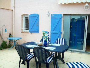 Outdoor dining - Villa ideally situated, quiet residence 10 minutes walk to the beach and golf (Agde)