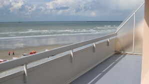 Un balcone con vista sulla spiaggia e sull'oceano.
