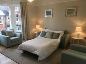 2 chambres, bureau, fer et planche à repasser, lit parapluie