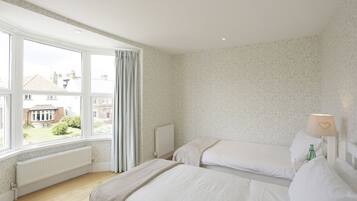 2 chambres, bureau, fer et planche Ă repasser, lit parapluie