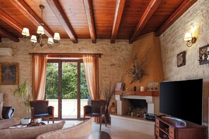 Smart TV, fireplace, Netflix, DVD player - Stone Made villa in picturesque village! Private pool & full privacy! (Rethymno)