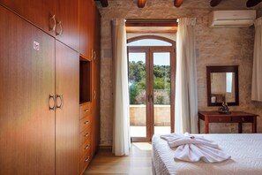 4 bedrooms, iron/ironing board, internet, bed sheets