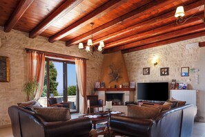 Smart TV, fireplace, Netflix, DVD player