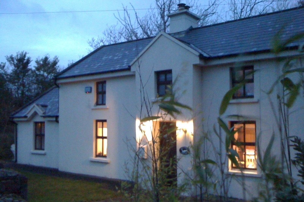 Cosy holiday cottage large private garden nr beach sleeps 6, Wi-Fi , fire pit