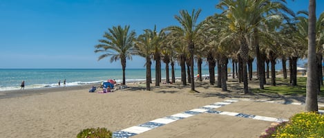 Ligstoelen aan het strand, strandlakens