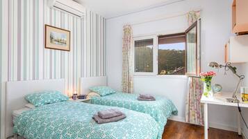 6 bedrooms, desk, iron/ironing board, travel cot