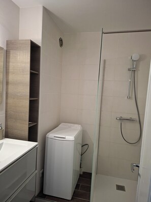 Dusche, Haartrockner, Toilettenpapier