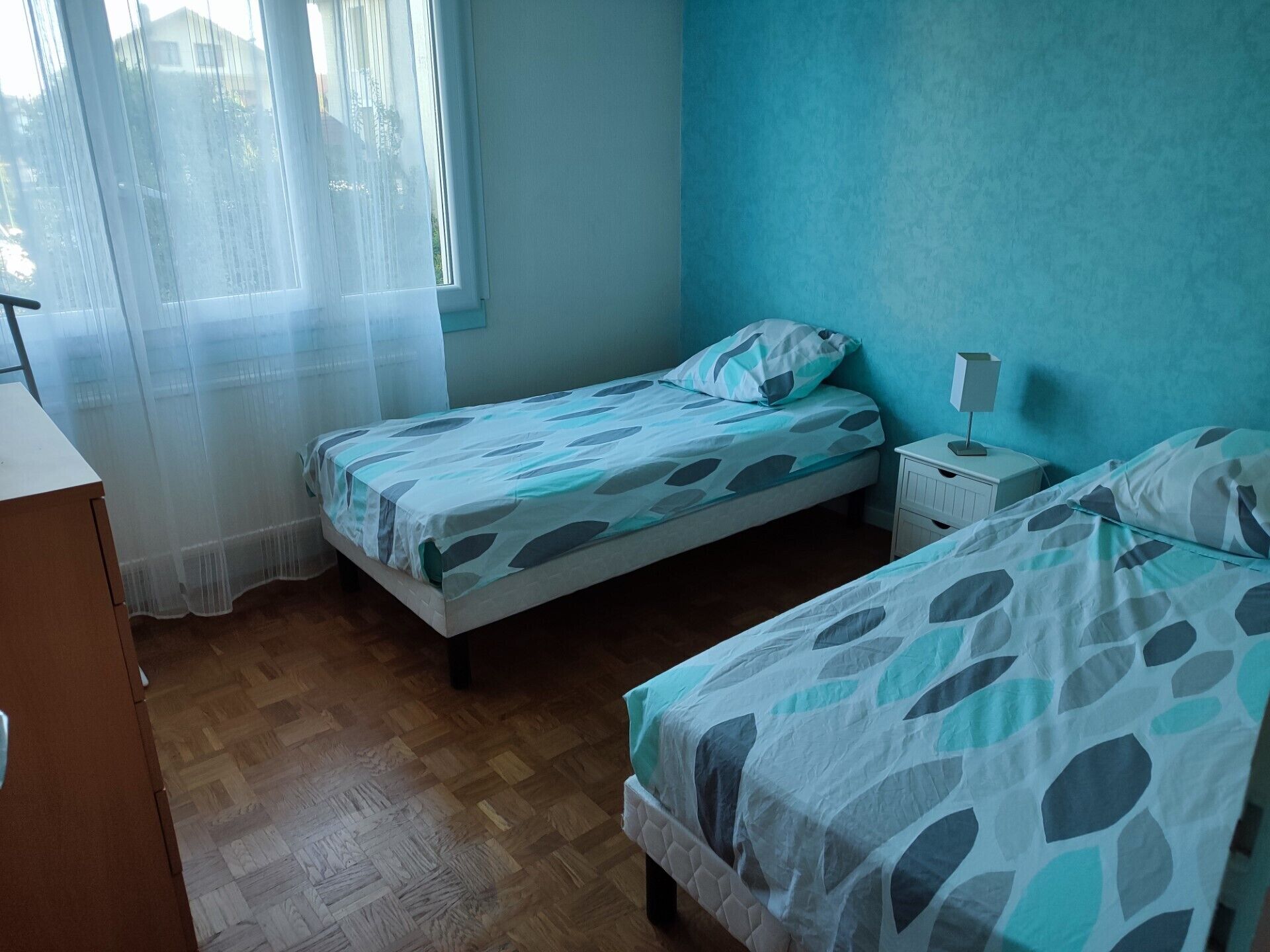 Apartment between city and lake, near shops