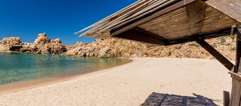 Villetta Orchidea: professional sanitization and wonderful shared pool