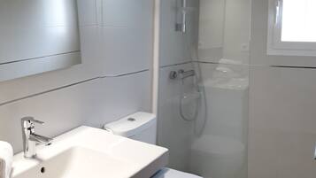 Ducha, secador de pelo, toallas, papel higiénico