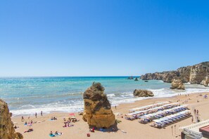 A la platja i tovalloles de platja