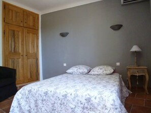 3 slaapkamers, een bureau, een strijkplank/strijkijzer, reisbedje