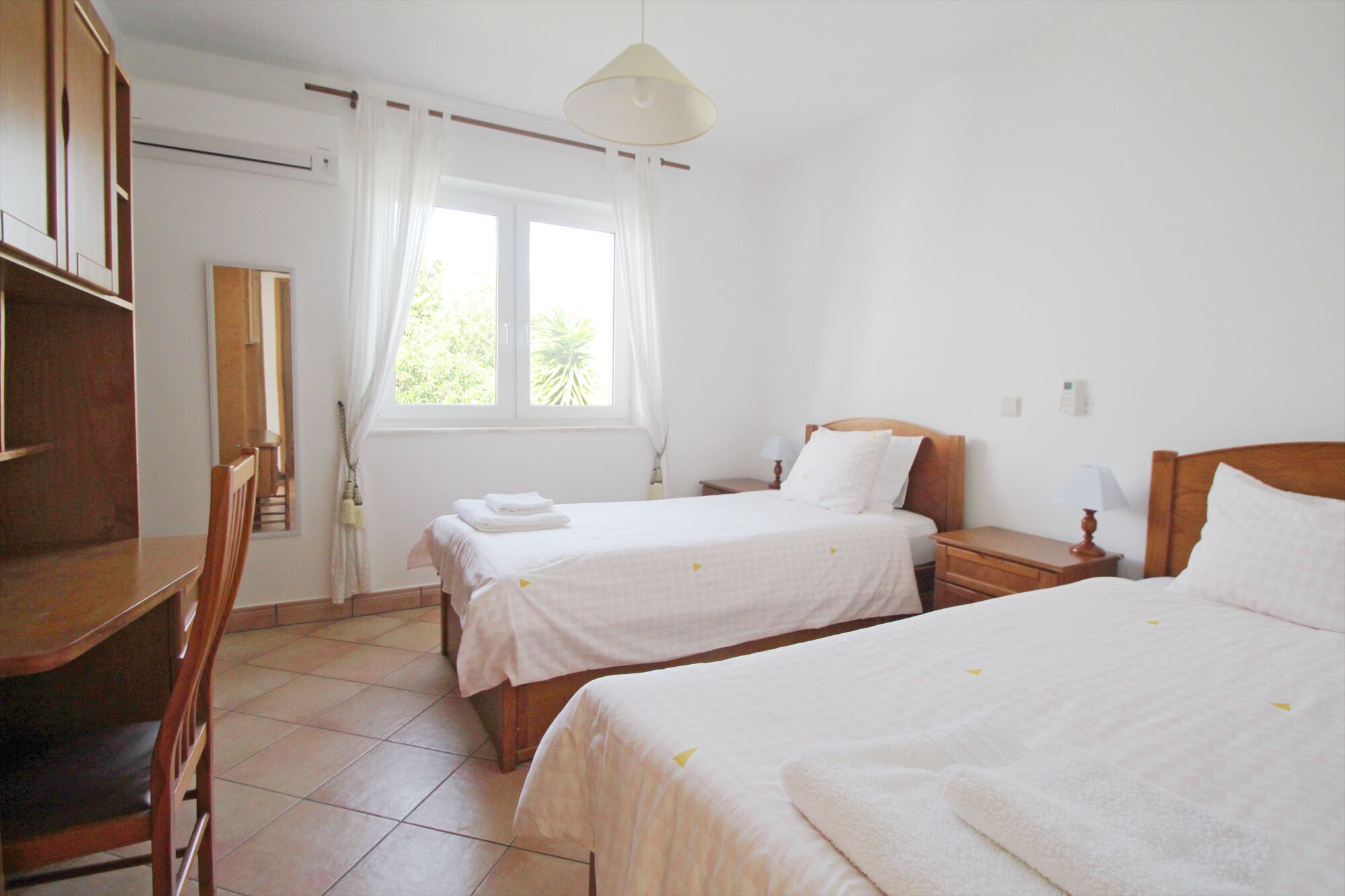 4th bedroom. 2 x single beds and air con
