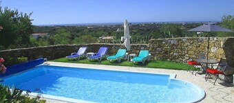 4 vuode huvila vuodepaikkoja 8. Yksityinen lämmitetty uima-allas ja upeat panoraamanäkymät merelle.