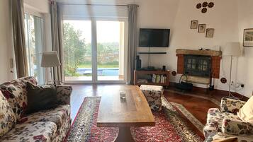 Fernseher, Kamin, DVD-Player, Bücher