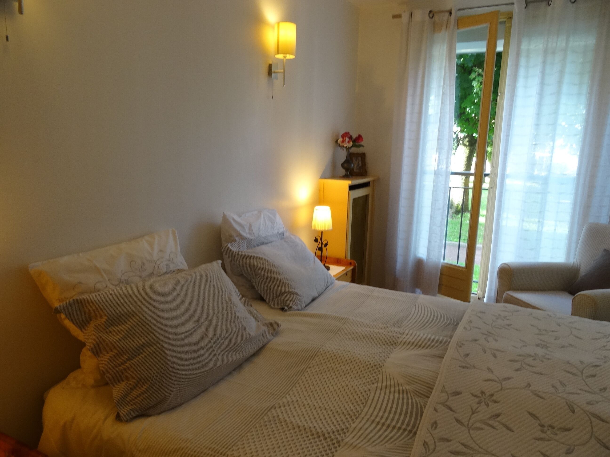 2 bedrooms, desk, iron/ironing board, travel cot