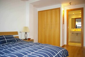 2 bedrooms, iron/ironing board, free WiFi