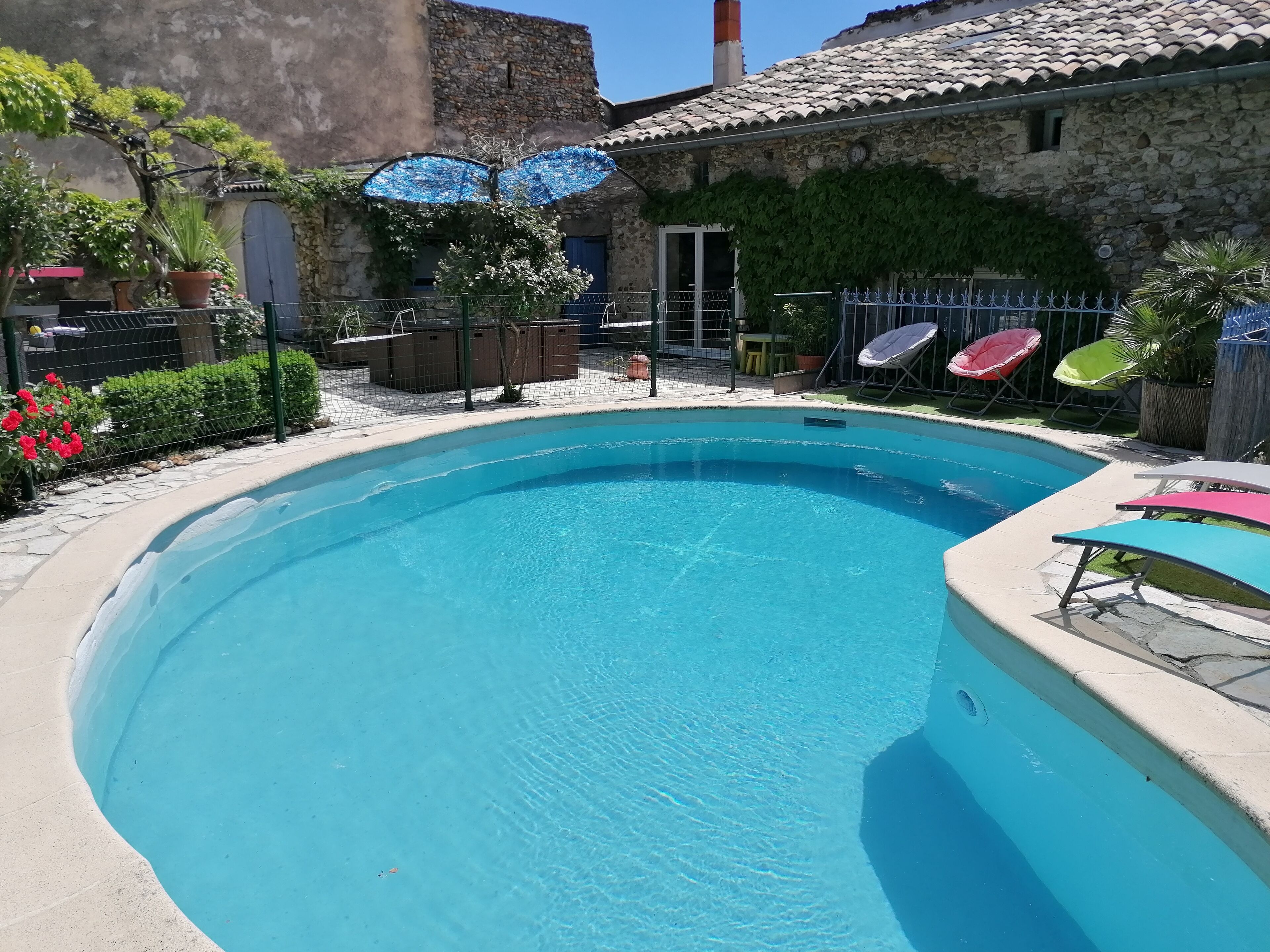 Character house with swimming pool near the Ardèche gorges