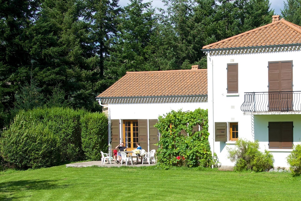 Beautiful spacious family friendly home with huge garden and amazing view