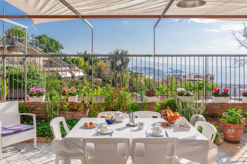 Sea View 2bed Apartment overlooking the Gulf with Private Terrace