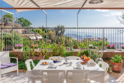 Sea View 2bed Apartment overlooking the Gulf with Private Terrace