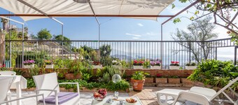 Sea View 2bed Apartment overlooking the Gulf with Private Terrace