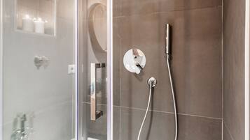 Douche, articles de toilette écologiques, sÚche-cheveux, bidet