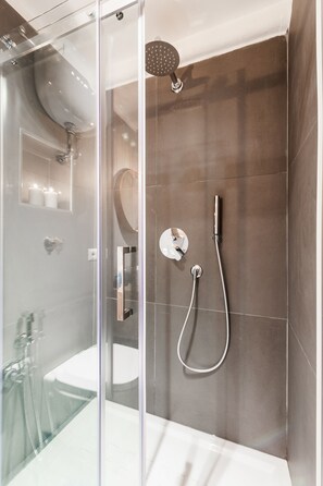 Douche, articles de toilette écologiques, sÚche-cheveux, bidet