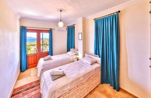 4 bedrooms, iron/ironing board, travel cot, WiFi - Ideal Villa for Those Simply Wishing to Relax in Peace (kas)