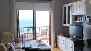 A room with a balcony, a TV, a dining table with a plate of nuts, and a sofa. - Tenerife, La Arena Beach 300 m away, free Wi-Fi, community pool (Santiago del Teide)