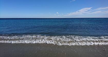 70m from the beach, pretty house 200m2, sea view, 6 bedrooms, 5 bathrooms, 7 wc, enclosed garden, 15 people