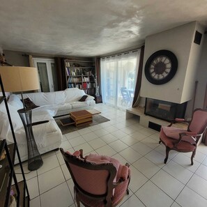 Una televisión, una chimenea, un reproductor de DVD, libros