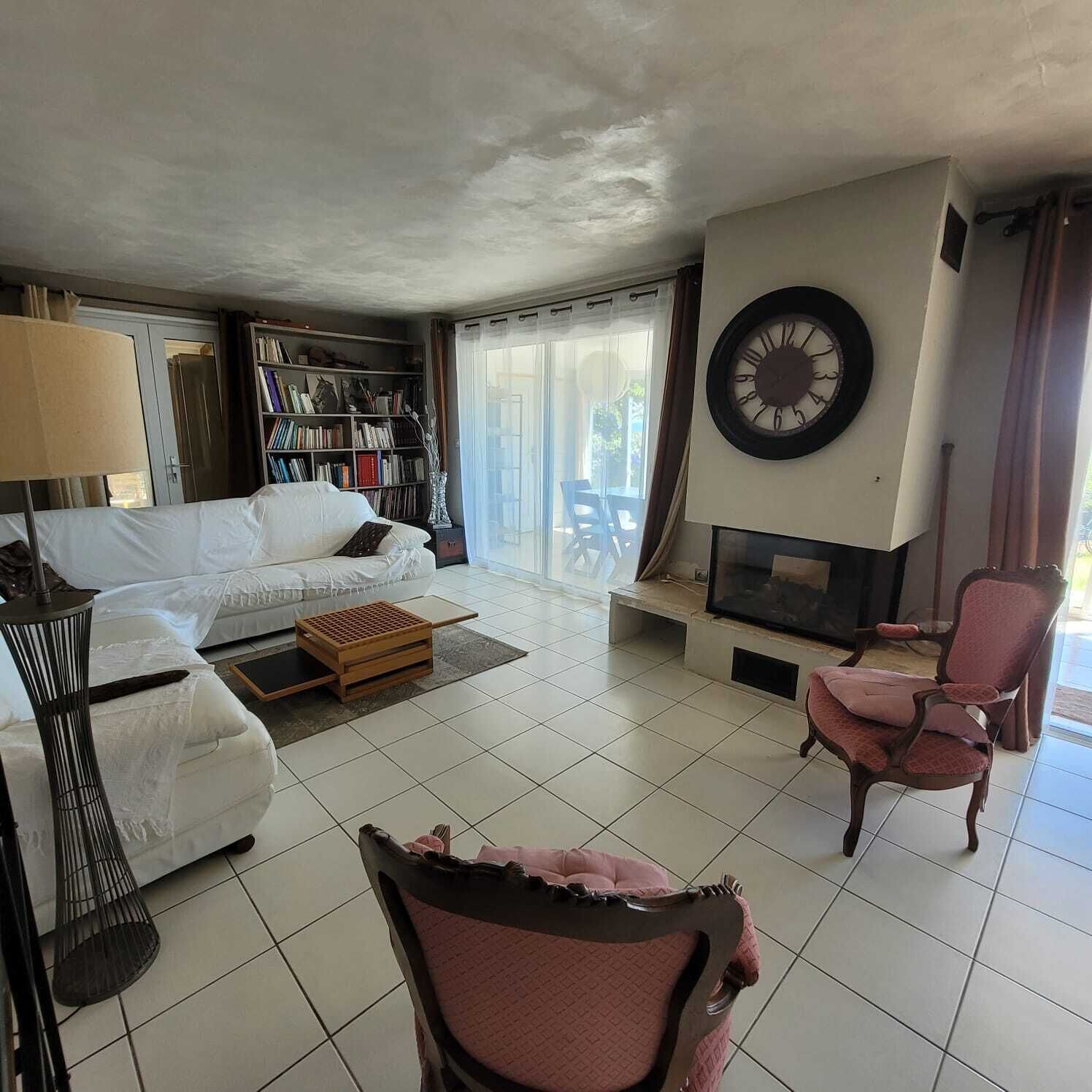 Televisión, chimenea, reproductor de DVD y libros 