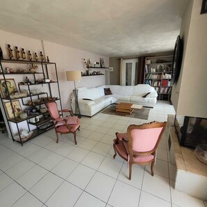 Fernseher, Kamin, DVD-Player, Bücher