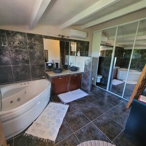 Badewanne, Haartrockner, Toilettenpapier