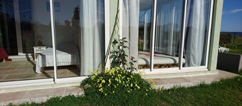 70m from the beach, pretty house 200m2, sea view, 6 bedrooms, 5 bathrooms, 7 wc, enclosed garden, 15 people