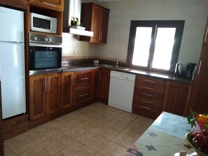 Fridge, microwave, oven, stovetop - ideal place to relax and unwind farm. (Santa Margalida)