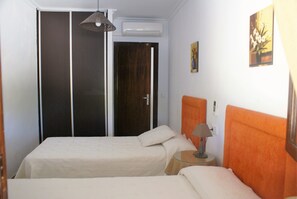 4 chambres, fer et planche à repasser, lit de bébé portatif