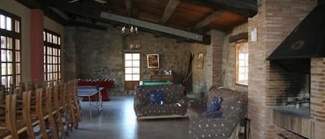 Televisión, chimenea, futbolito y tenis de mesa