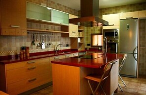 Fridge, microwave, oven, stovetop - Self catering El Retiro de Toledo for 12 people (Olias del Rey)