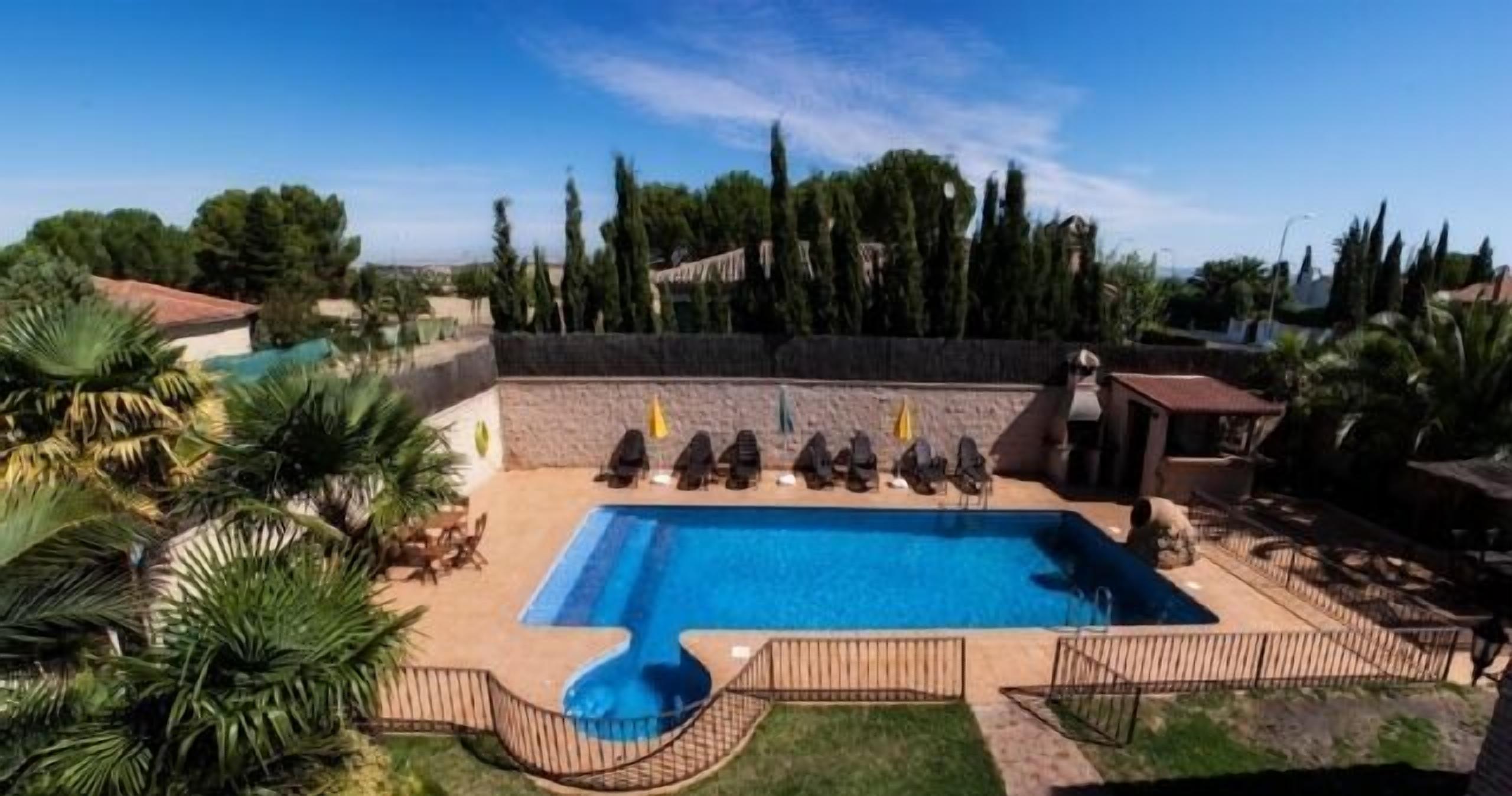 Una piscina al aire libre