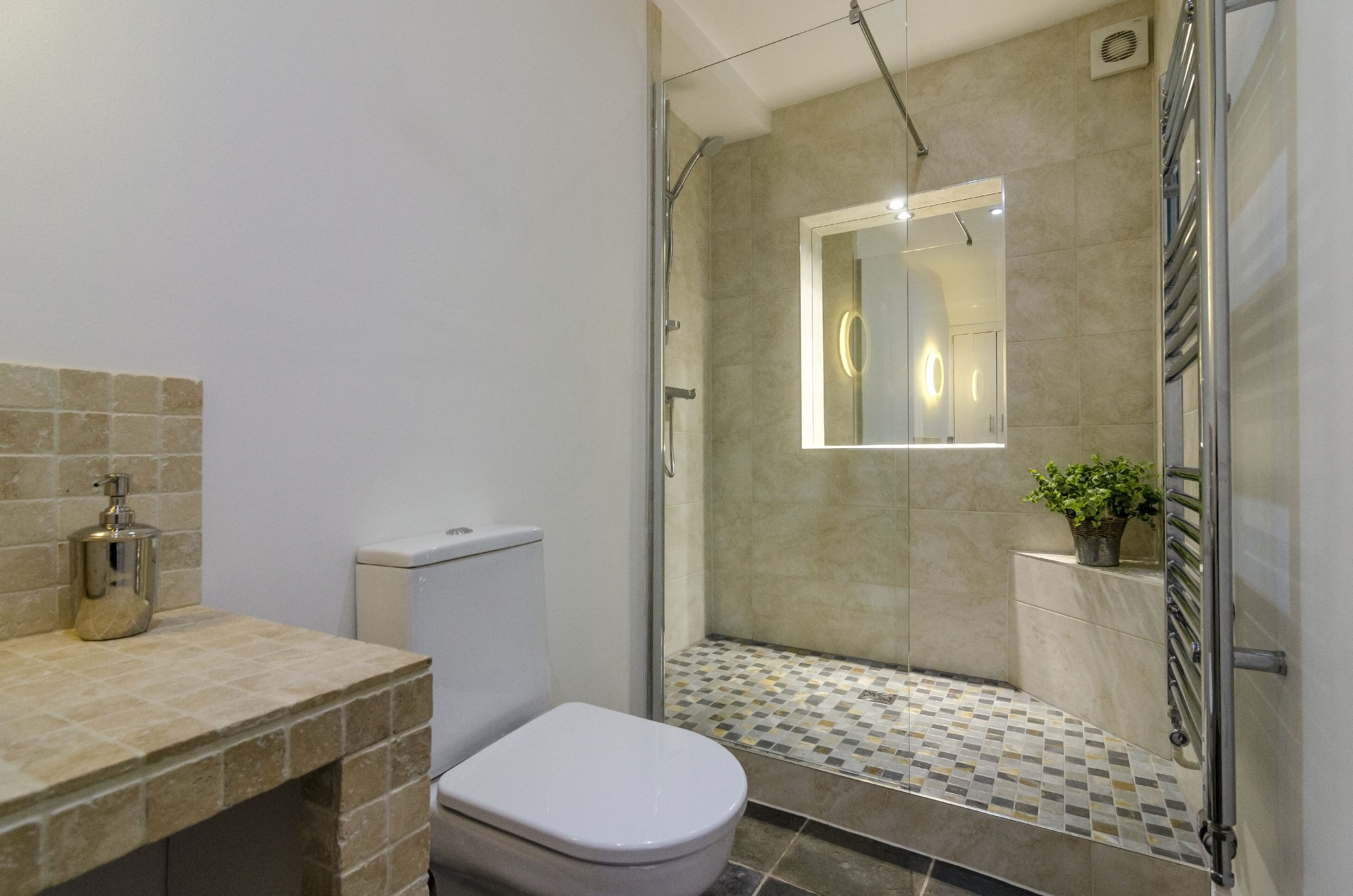 Douche, séchoir à cheveux, serviettes fournies, savon