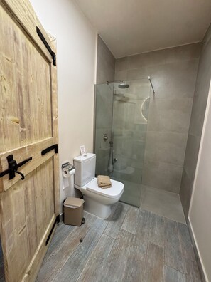 Shower, jetted bath, hair dryer, towels - Villa Seashore: Dreamy villa by the sea side with heated pool (Corfu)