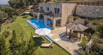 Villa Seashore: Dreamy villa by the sea side with heated pool