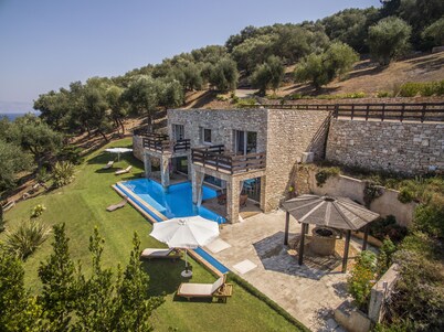 Villa Seashore: Dreamy villa by the sea side with heated pool