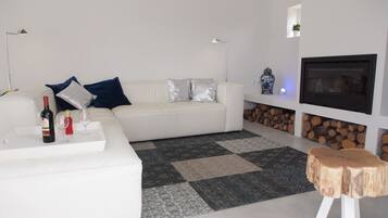 Smart-tv, een open haard, boeken en een stereo